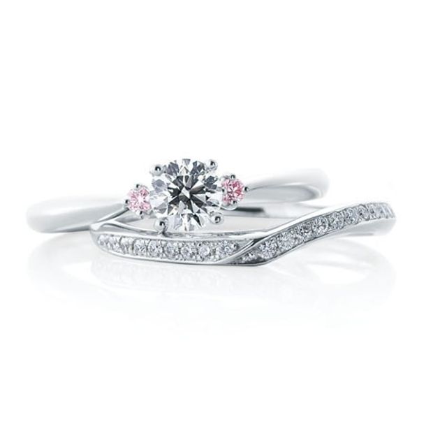 【BROOCH(ブローチ)】【アイレス】可愛いらしいピンクのつばさがダイヤを支える