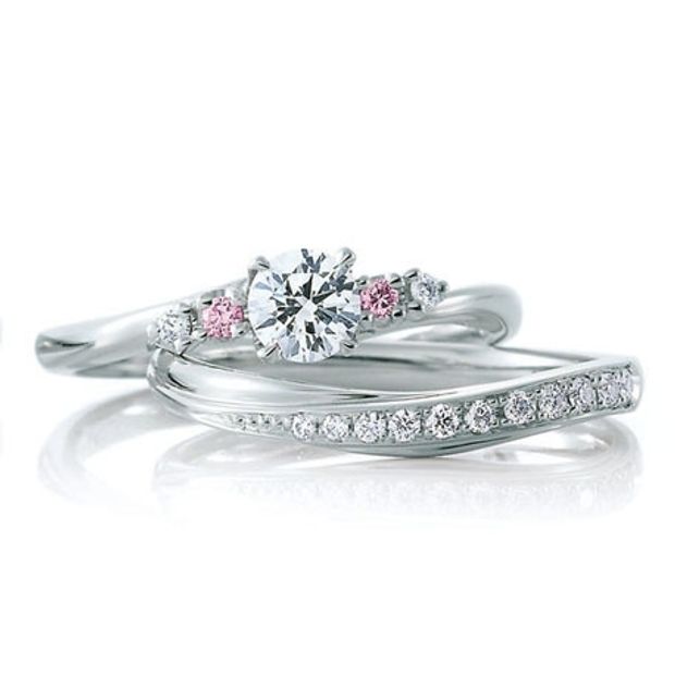 【BROOCH(ブローチ)】【レーヴ】ナチュラルなラインとダイヤモンドが薬指を美しく見せる結婚指輪