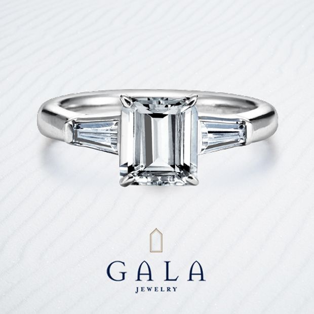 【GALA JEWELRY(ガラジュエリー)】【GALA】エメラルドカットのセンターダイヤモンドが印象的なデザイン