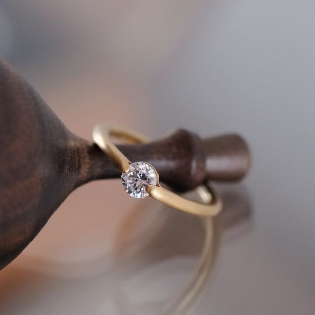 【TROA(トロア)】Straight ring with diamond