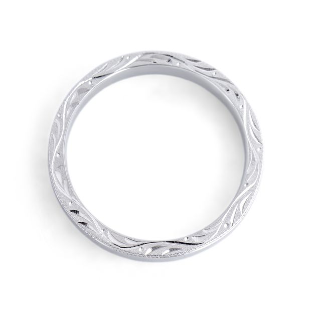 【アトリエフィロンドール】【彼女がそれも愛と呼ぶなら 着用モデル】MIORING 側面の和彫り彫刻がさりげなく煌めく鍛造結婚指輪　絲 -いと-