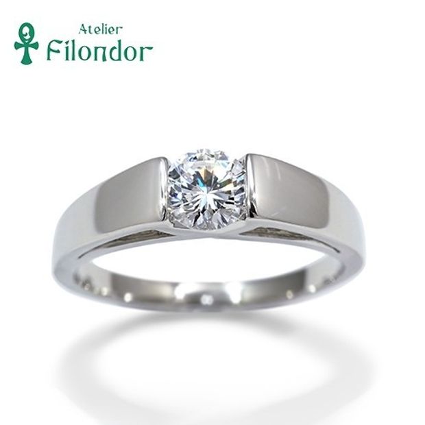 【アトリエフィロンドール】【アトリエ・フィロンドール】爪をつかわずダイアモンドを挟み込んだエンゲージリング