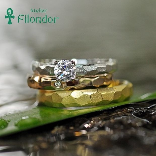 【アトリエフィロンドール】【アトリエ・フィロンドール】MIORNG 艶消し槌目模様の素朴な雰囲気が魅力　浮月 -うつき- エンゲージリング