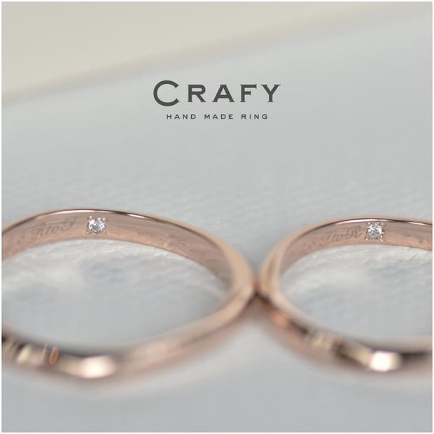【CRAFY(クラフィ)】【ふたりで手作り】ゆるやかウェーブ 綺麗め上品なK18ピンクの結婚指輪 