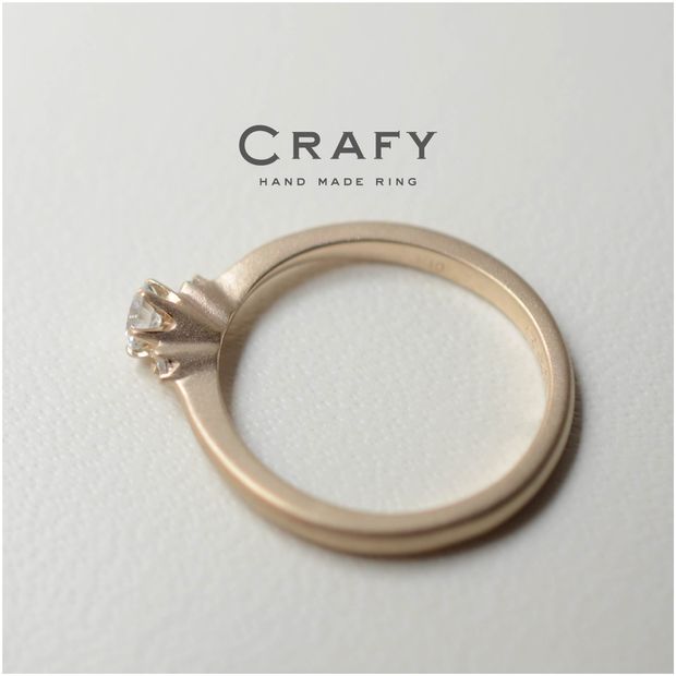 【CRAFY(クラフィ)】【手作りで想いを込める】K18シャンパンのダイヤ輝く婚約指輪