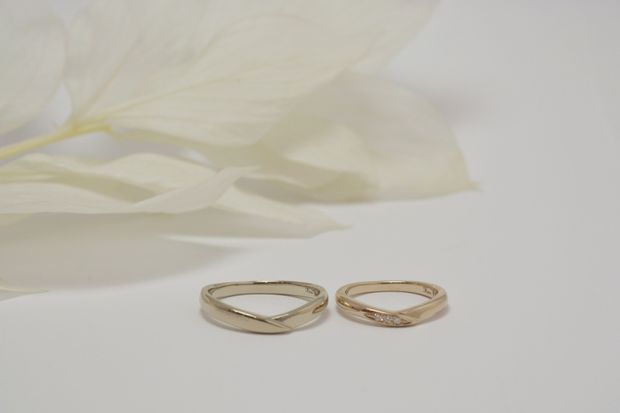 【Smith(工房スミス)】コロンとしてつけ心地の良いV字の結婚指輪
