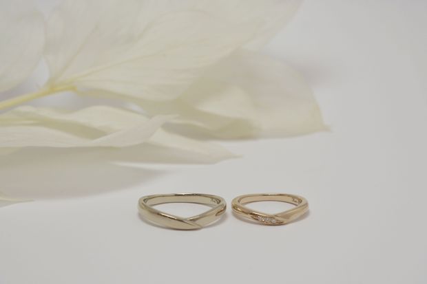【Smith(工房スミス)】【隠れ家工房でつくる】コロンとしてつけ心地の良いV字の結婚指輪
