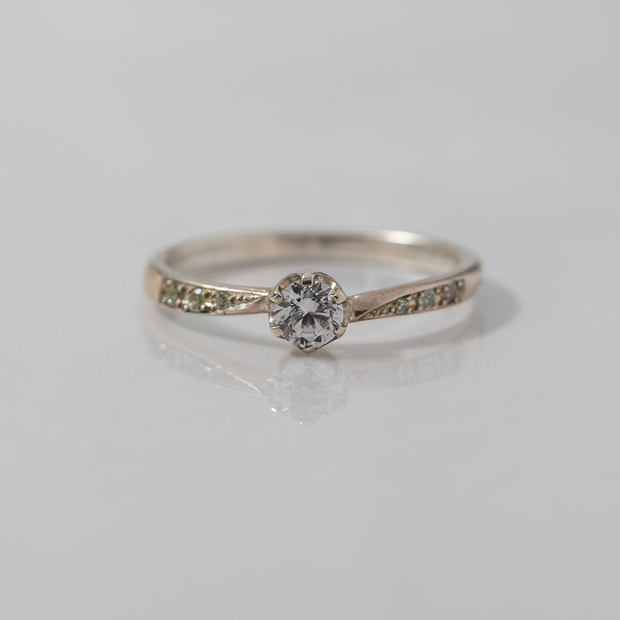 【Smith(工房スミス)】【オーダーメイド】ウェーブにサイドメレが煌めくエンゲージリング