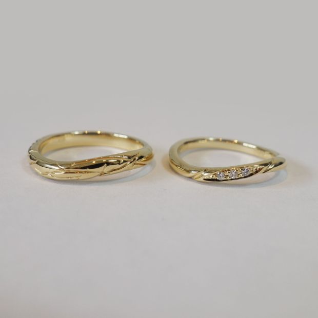 【Smith(工房スミス)】ウェーブ形状ににそれぞれが気に入ったデザインで作った結婚指輪