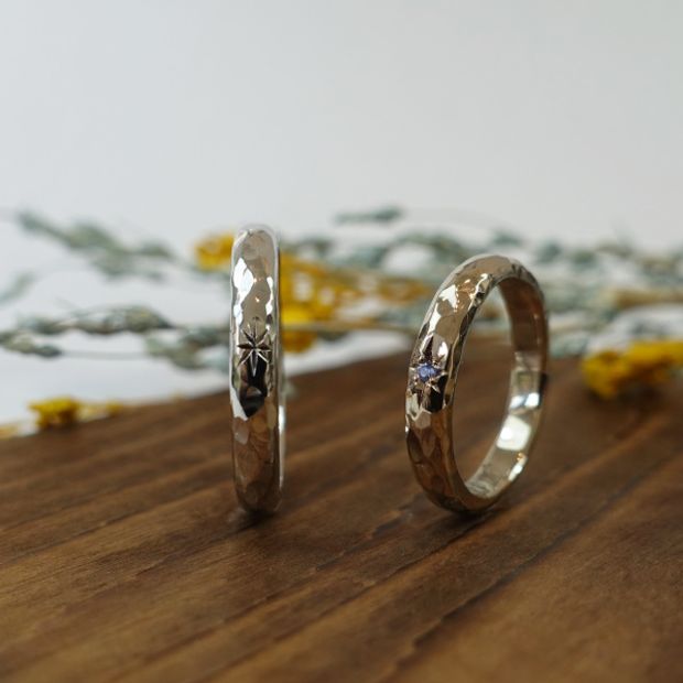 【Smith(工房スミス)】鏡面ハンマーにワンポイントのアクセントを足した結婚指輪