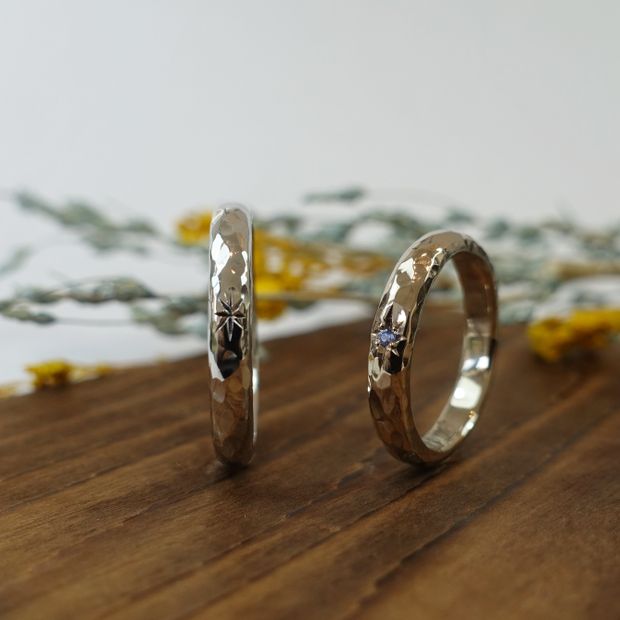 【Smith(工房スミス)】【隠れ家工房でつくる】鏡面ハンマーにワンポイントのアクセントを足した結婚指輪