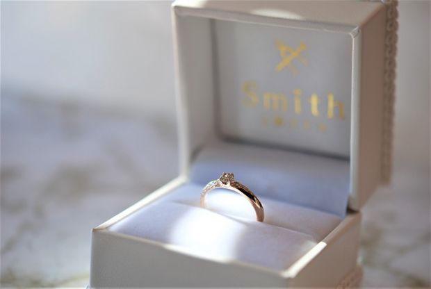【Smith(工房スミス)】斜めにメレダイヤが配置されたエンゲージリング