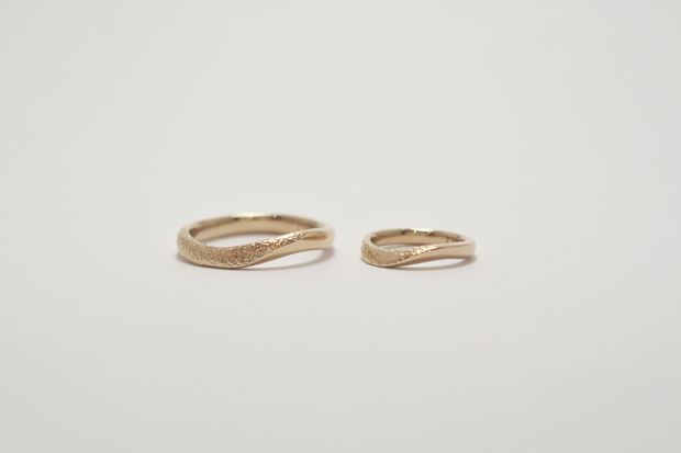 【Smith(工房スミス)】逆Rのツイストとハンマー仕上げを組み合わせた結婚指輪