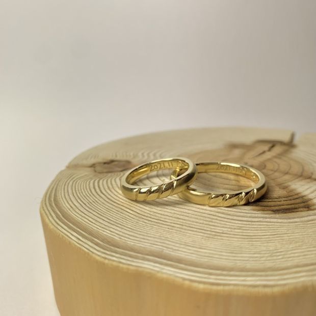 【Smith(工房スミス)】たてラインのアクセントがスタイリッシュな結婚指輪