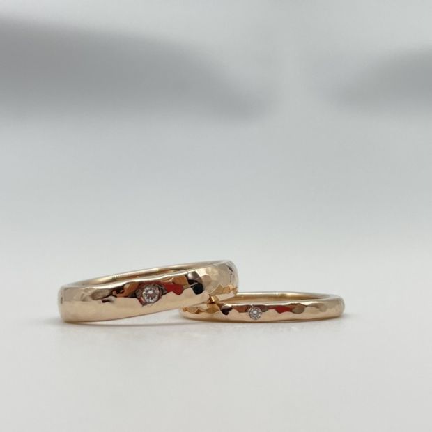【Smith(工房スミス)】ハンマー模様を18金ピンクゴールドの色味で感じる結婚指輪
