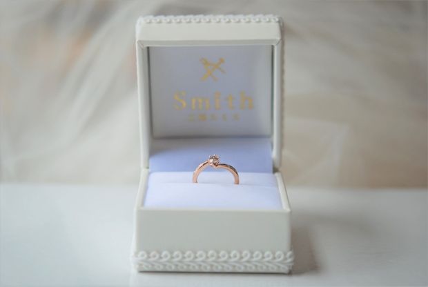 【Smith(工房スミス)】メレダイヤで華やかさをプラスしたツイストエンゲージリング
