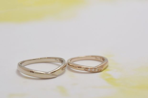 【Smith(工房スミス)】コロンとしてつけ心地の良いV字の結婚指輪
