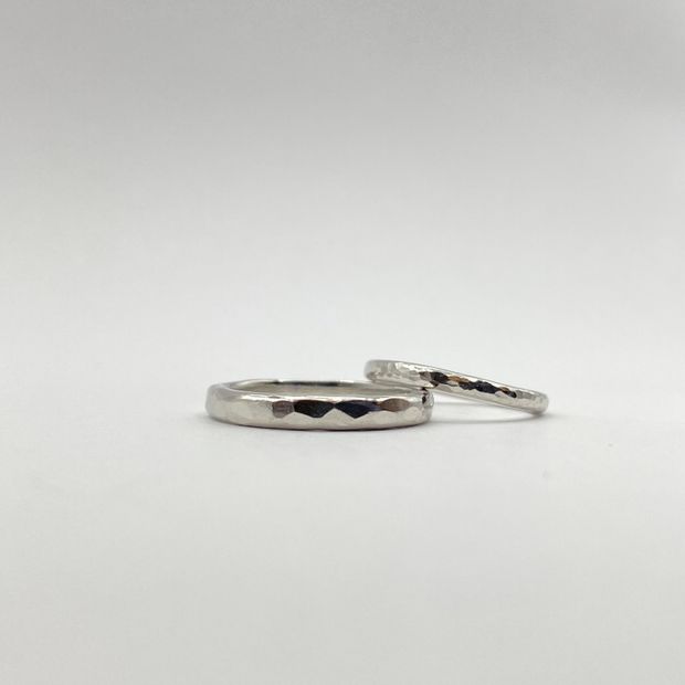 【Smith(工房スミス)】【隠れ家工房でつくる】鎚目の大きさで印象が変わるハンマー模様の結婚指輪