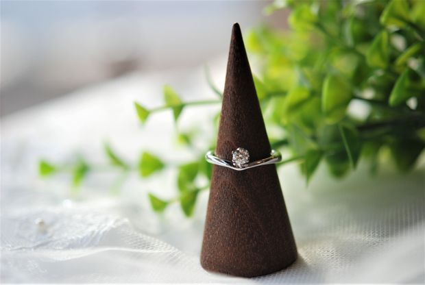 【Smith(工房スミス)】【隠れ家工房でつくる】シャープなラインの上に煌めくダイヤモンド。美しい指元を演出するエンゲージリング