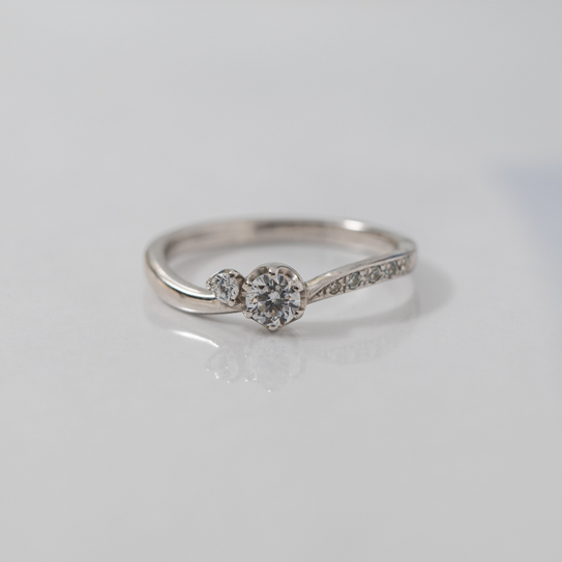 【Smith(工房スミス)】0.2ct K18WG ウェーブの繊細なエッジラインにサイドメレをあしらったデザイン。
