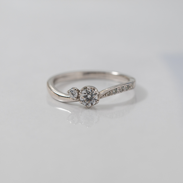 【Smith(工房スミス)】【オーダーメイド】0.2ct K18WG ウェーブの繊細なエッジラインにサイドメレをあしらったデザイン。