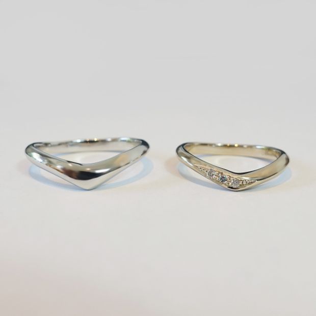 【Smith(工房スミス)】V字のアームに斜めのラインでアシンメトリー感がある結婚指輪