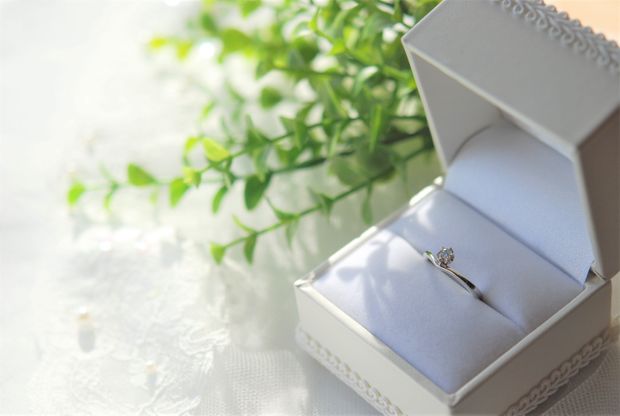 【Smith(工房スミス)】【隠れ家工房でつくる】シャープなラインの上に煌めくダイヤモンド。美しい指元を演出するエンゲージリング