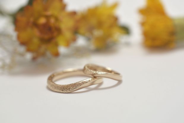 【Smith(工房スミス)】【隠れ家工房でつくる】逆Rのツイストとハンマー仕上げを組み合わせた結婚指輪