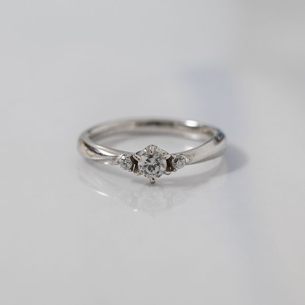 【Smith(工房スミス)】【オーダーメイド】ダイヤモンドの両脇にメレダイヤモンドを添えたエンゲージリング