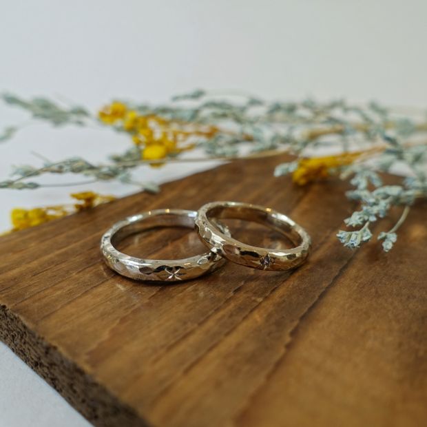 【Smith(工房スミス)】鏡面ハンマーにワンポイントのアクセントを足した結婚指輪