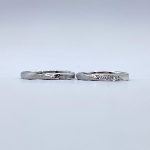 【Smith(工房スミス)】曲線美にぬくもりを残す、彫金工法のメビウスリング180°