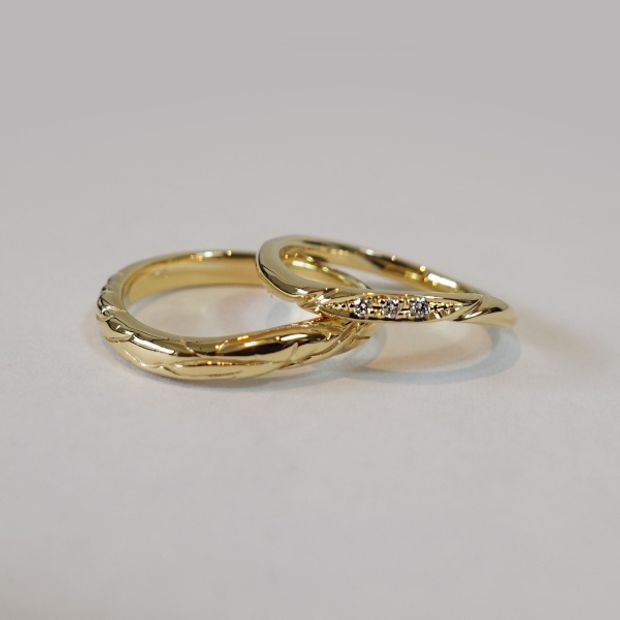 【Smith(工房スミス)】ウェーブ形状ににそれぞれが気に入ったデザインで作った結婚指輪
