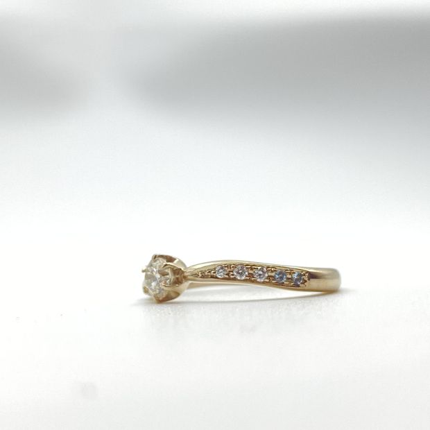 【Smith(工房スミス)】【隠れ家工房でつくる】ウェーブリングの片腕にメレを留めたエンゲージリング