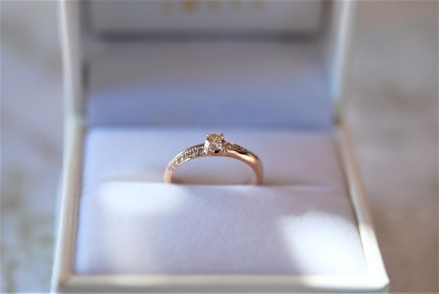 【Smith(工房スミス)】【隠れ家工房でつくる】斜めにメレダイヤが配置されたエンゲージリング