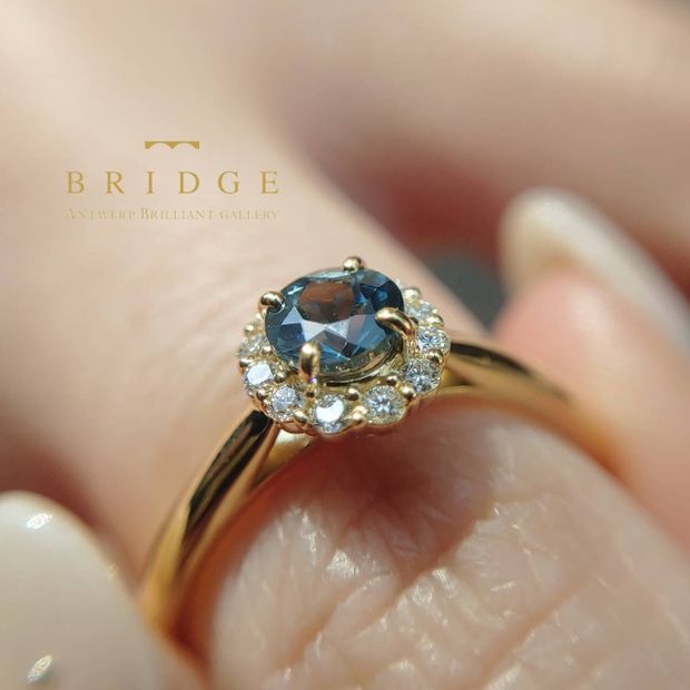 【BRIDGE ANTWERP BRILLIANT GALLERY(ブリッジ・アントワープ・ブリリアント・ギャラリー)】モンタナサファイアを使用したダイヤモンドヘイローリングSunflower