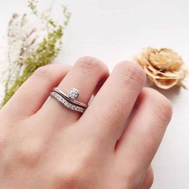 【BRIDGE ANTWERP BRILLIANT GALLERY(ブリッジ・アントワープ・ブリリアント・ギャラリー)】オシャレなV字ラインが人気のかわいい婚約指輪　New Moon 月の導き