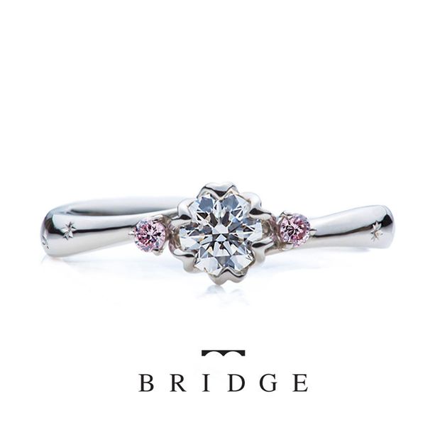 【BRIDGE ANTWERP BRILLIANT GALLERY(ブリッジ・アントワープ・ブリリアント・ギャラリー)】ピンクダイヤモンドがオシャレでかわいいお花モチーフの婚約指輪　Spring Primrose 春の足音～雪割り草～