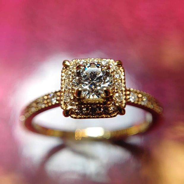 【BRIDGE ANTWERP BRILLIANT GALLERY(ブリッジ・アントワープ・ブリリアント・ギャラリー)】スクエアのダイヤモンドヘイローリングBrugesはミルグレインがアンティーク調で可愛い