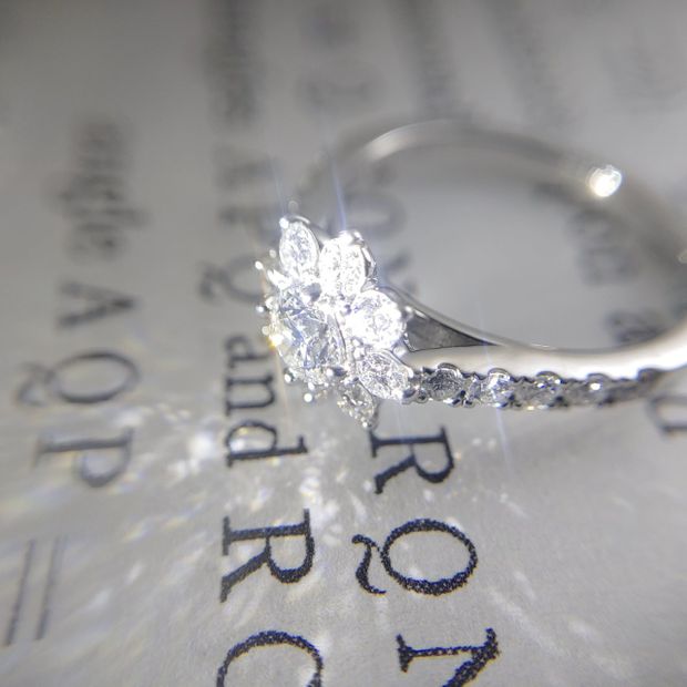 【BRIDGE ANTWERP BRILLIANT GALLERY(ブリッジ・アントワープ・ブリリアント・ギャラリー)】&rdquo;Star Shine&rdquo; Diamond Halo Half Eternity Ring &rdquo;スターシャイン&rdquo; ダイヤモンド ヘイロー ハーフエタニティリング