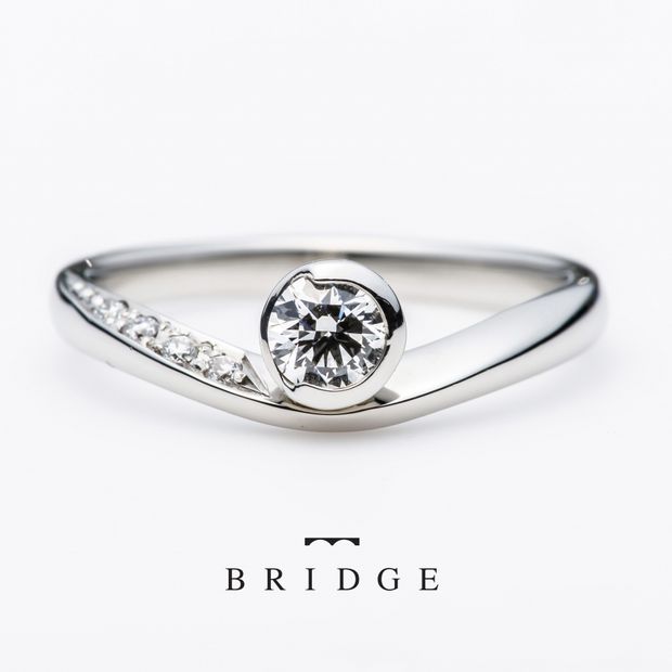 【BRIDGE ANTWERP BRILLIANT GALLERY(ブリッジ・アントワープ・ブリリアント・ギャラリー)】オシャレなV字ラインが人気のかわいい婚約指輪　New Moon 月の導き