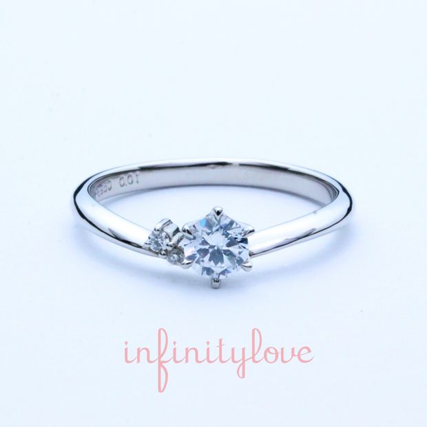 【BRIDGE ANTWERP BRILLIANT GALLERY(ブリッジ・アントワープ・ブリリアント・ギャラリー)】アシンメトリーなVラインがオシャレで可愛いMoon 月　ムーン