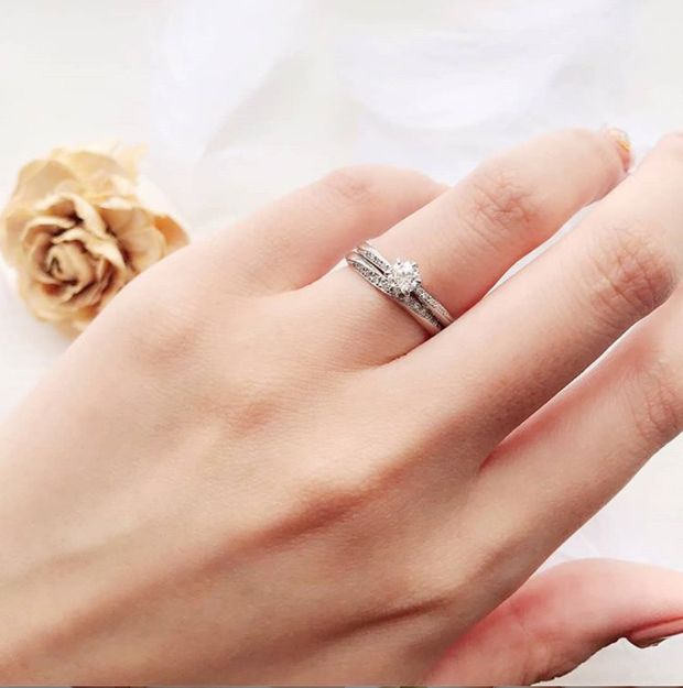 【BRIDGE ANTWERP BRILLIANT GALLERY(ブリッジ・アントワープ・ブリリアント・ギャラリー)】ダイヤモンドラインがかわいいと人気のオシャレな婚約指輪と結婚指輪　Spring Breeze　やわらかな春風