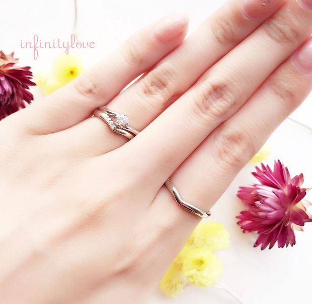 【BRIDGE ANTWERP BRILLIANT GALLERY(ブリッジ・アントワープ・ブリリアント・ギャラリー)】個性的で指長効果あり♪のVラインリングear 穂 