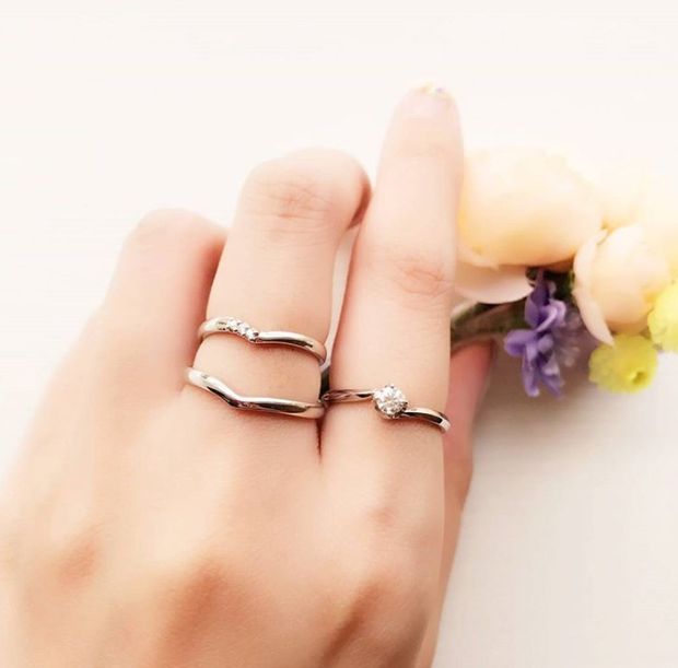 【BRIDGE ANTWERP BRILLIANT GALLERY(ブリッジ・アントワープ・ブリリアント・ギャラリー)】個性的で指長効果あり♪のVラインリングear 穂 