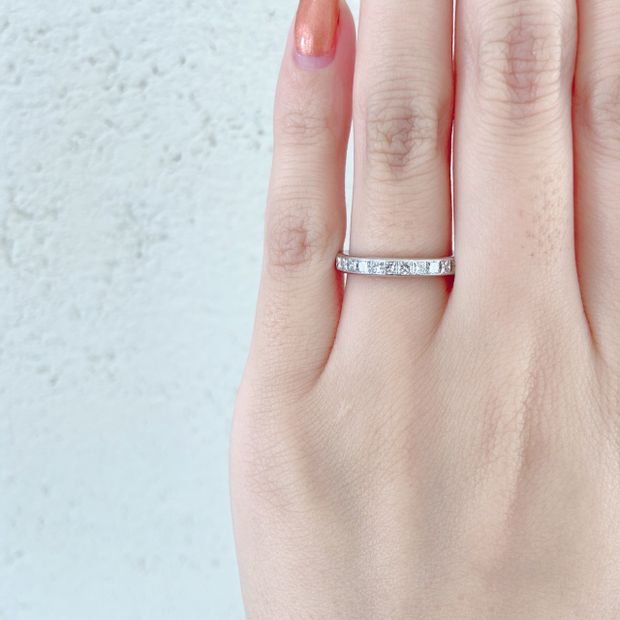 【BRIDGE ANTWERP BRILLIANT GALLERY(ブリッジ・アントワープ・ブリリアント・ギャラリー)】オシャレでかわいいハーフエタニティはプリンセスカットダイヤモンドの結婚指輪が　Star Ray