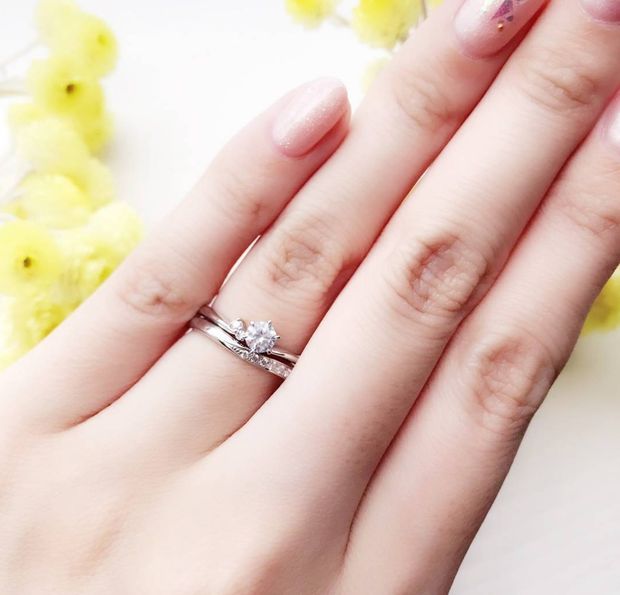 【BRIDGE ANTWERP BRILLIANT GALLERY(ブリッジ・アントワープ・ブリリアント・ギャラリー)】アシンメトリーなVラインがオシャレで可愛いMoon 月　ムーン