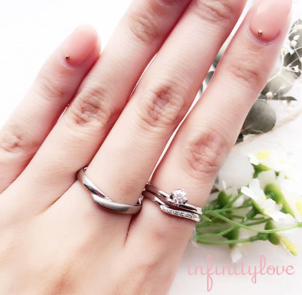 【BRIDGE ANTWERP BRILLIANT GALLERY(ブリッジ・アントワープ・ブリリアント・ギャラリー)】Vラインがかわいいオシャレな結婚指輪　venus ヴィーナス　茜