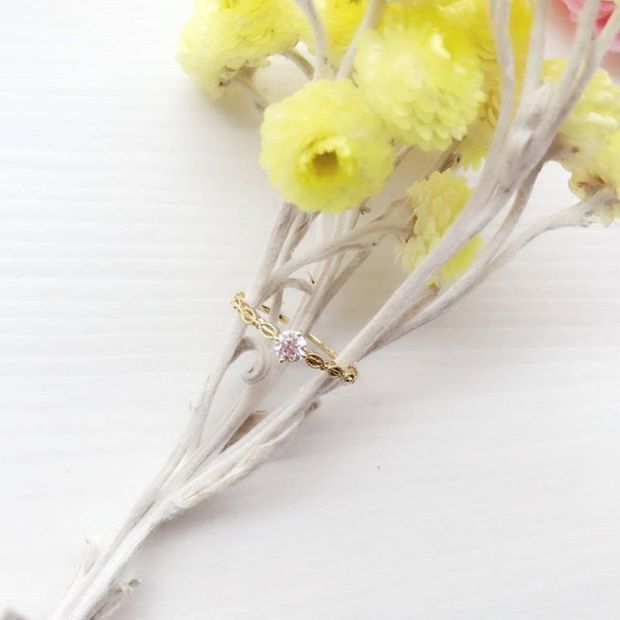 【BRIDGE ANTWERP BRILLIANT GALLERY(ブリッジ・アントワープ・ブリリアント・ギャラリー)】メレダイヤモンドとミルグレインデザイン、華奢で可愛い婚約指輪と結婚指輪　verdure　