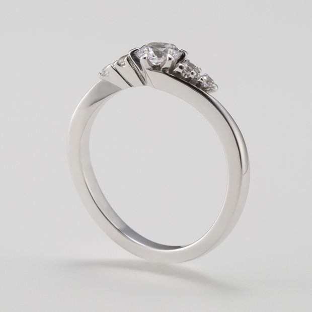 【鶴(mikoto)】【22EN-017】ダイヤモンドを抱えたウェーブがエレガントな婚約指輪