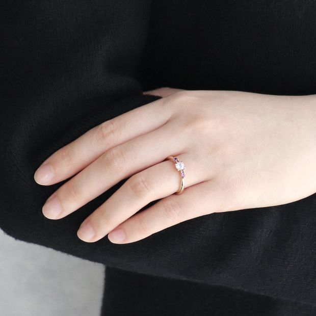 【鶴(mikoto)】【18EN-008】誕生石をあしらったイエローゴールドの婚約指輪